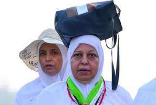لبيك اللهم لبيك، حجاج بيت الله الحرام يصعدون جبل عرفة لتأدية فريضة الحج، فيديو