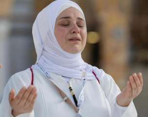 دموع الحجاج في وداع مكة بعد أداء المناسك ودعوات بالعودة