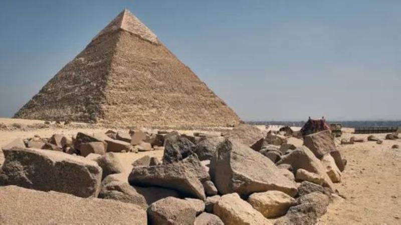 اكتشاف مدينة خفية تحت هرم منقرع، جدل علمي حول تاريخ الأهرامات