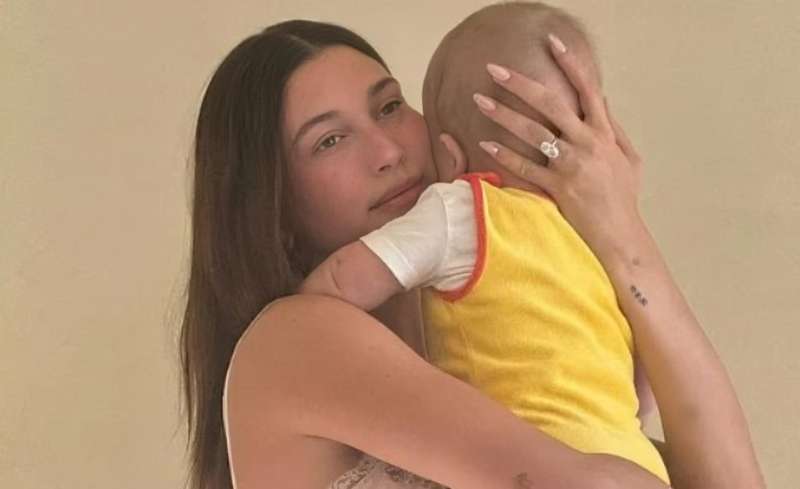 هايلي بيبر تتجاهل جاستين في عيد الأب الأول بعد صفعته القاسية