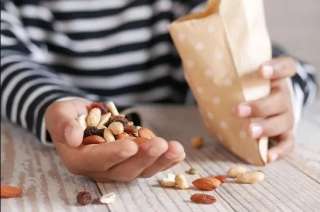 بدائل البروتين لأطفالك.. مكسرات غنية ومغذية