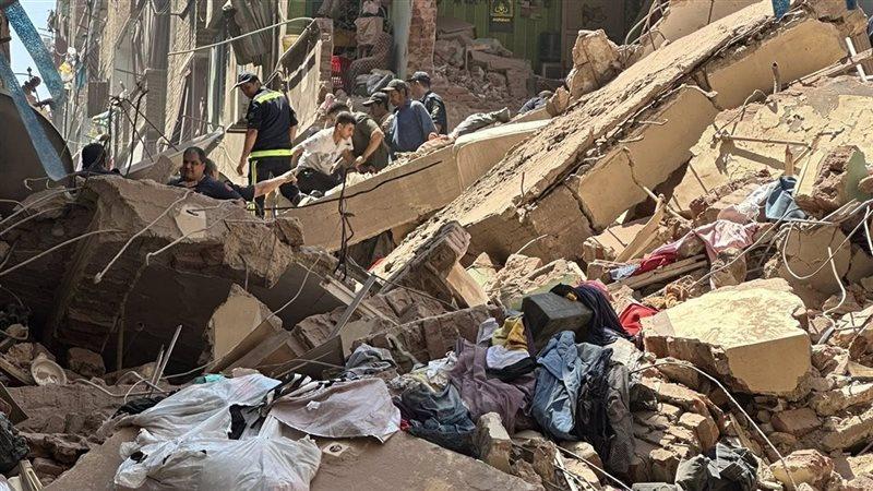 إنقاذ مصابين من تحت أنقاض عقار منهار في حدائق القبة