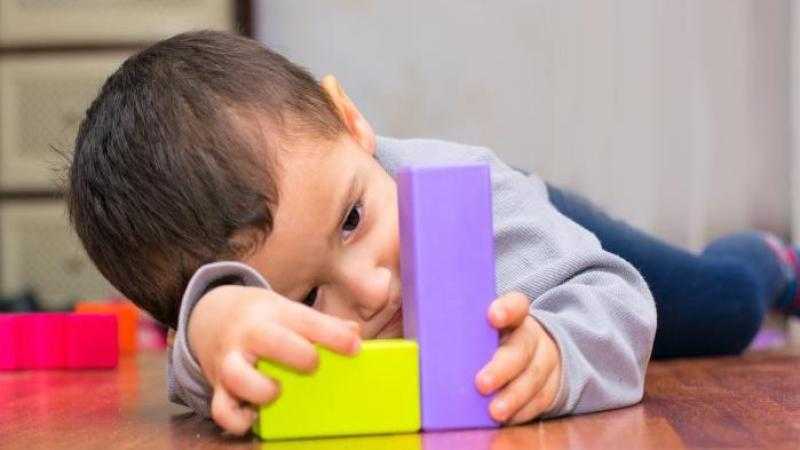 التوحد.. فهم أعمق لأسبابه وعلاماته المبكرة للكشف والتعامل المبكر