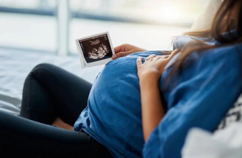ولادة بعد الـ45.. مخاطر صحية متزايدة للأطفال وتحذيرات من باحثين سويديين