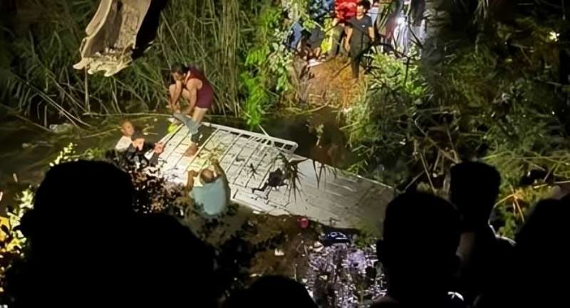 حادث مأساوي في دمياط، وفاة رجل وسيدة إثر انقلاب سيارة أجرة في ترعة