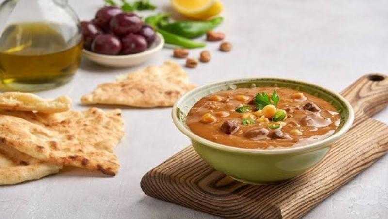 فطور شهي بطريقة مبتكرة.. طريقة تحضير الفول بالسجق الإسكندراني بكل سهولة