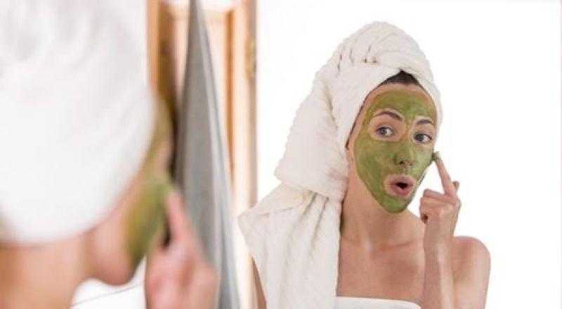 وصفات طبيعية لترطيب البشرة الدهنية.. نضارة دون لمعان أو حبوب