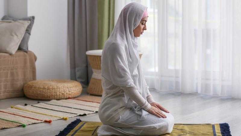 حكم تيمم المرأة التي تستخدم مستحضرات التجميل، الفتوى والتفاصيل الشرعية