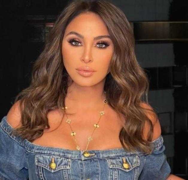 إليسا تتألق بإطلالة جديدة وتحتفل بنجاح الشاعر نادر عبد الله