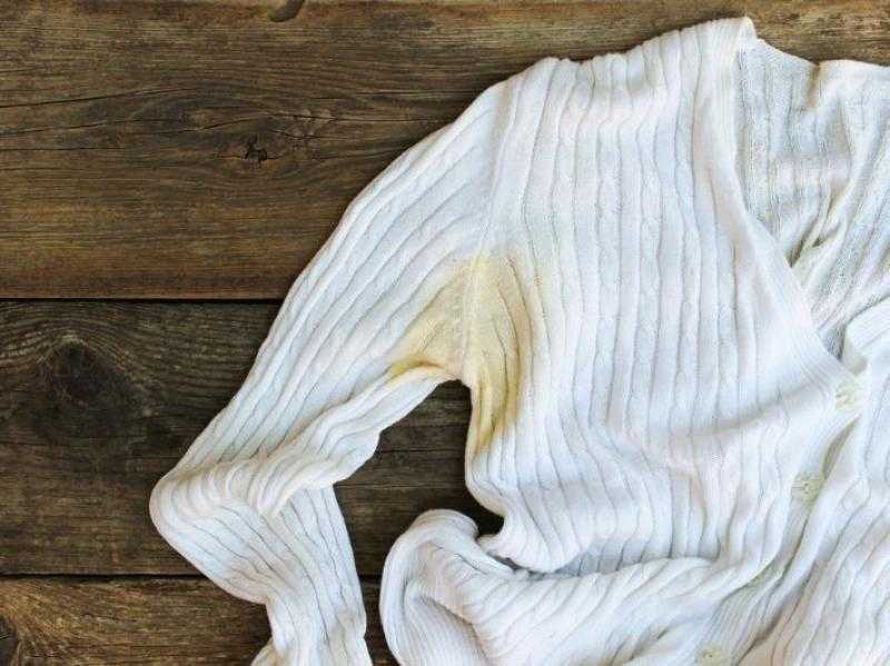 طرق فعالة للتخلص من بقع العرق: حلول منزلية ونصائح وقائية لإطلالة أنيقة دائمًا