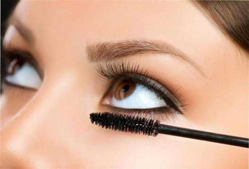 الماسكارا المقاومة للماء.. خطر خفي يهدد صحة العين ويستدعي الحذر