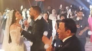 محمد فؤاد يحتفل بزفاف ابنته بسملة ويغني أنا بين إيديك