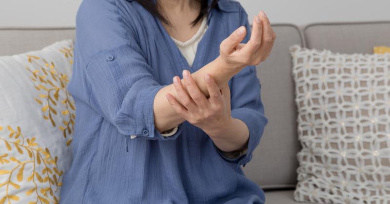 لماذا تشعر بوخز في جسمك؟ الأسباب والعلاج