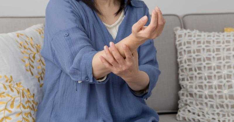 لماذا تشعر بوخز في جسمك؟ الأسباب والعلاج