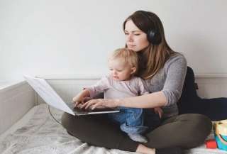 دراسة ألمانية تكشف.. العمل عن بُعد يمنح الأمهات دخلاً أعلى بنسبة 10% مقارنة بالعمل المكتبي