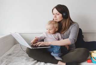 دراسة ألمانية تكشف.. العمل عن بُعد يمنح الأمهات دخلاً أعلى بنسبة 10% مقارنة بالعمل المكتبي