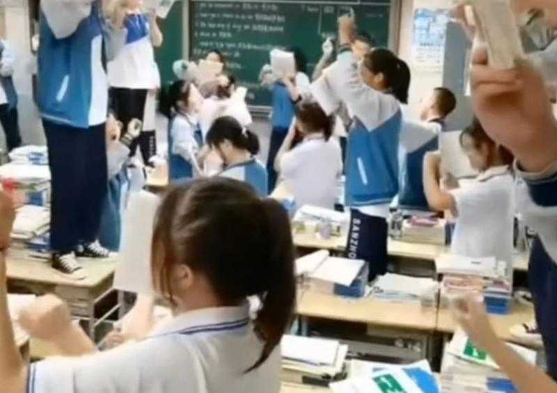 مدارس صينية تشجع الأطفال على الرقص أثناء الدراسة لتعزيز الروح المعنوية
