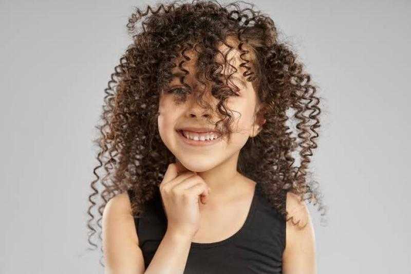 أفضل الزيوت الطبيعية للعناية بشعر الأطفال الكثيف والمجعد