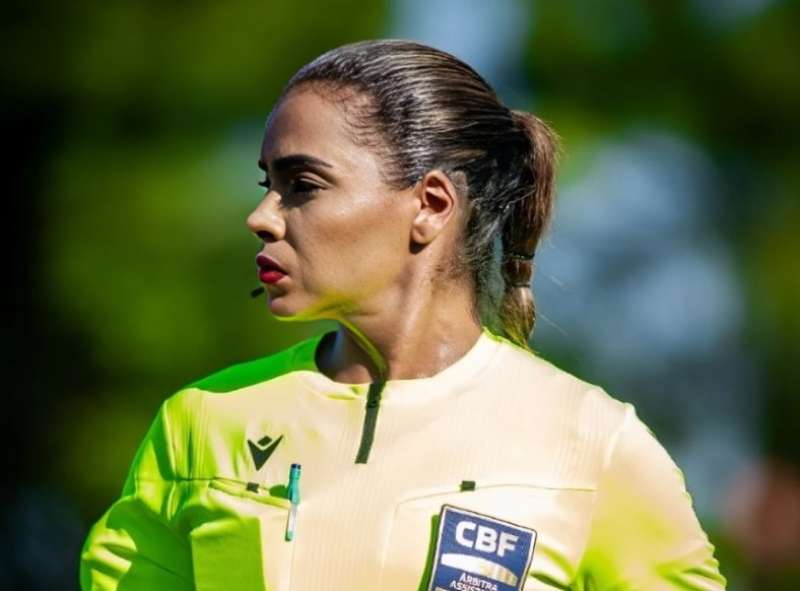 حكمة كرة القدم إنجريدى سانتوس، جمالها يثير الجدل في الملاعب