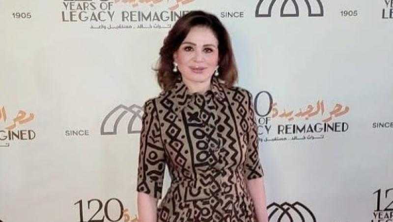 إلهام شاهين تخطف الأنظار بإطلالة صيفية أنيقة في الساحل الشمالي