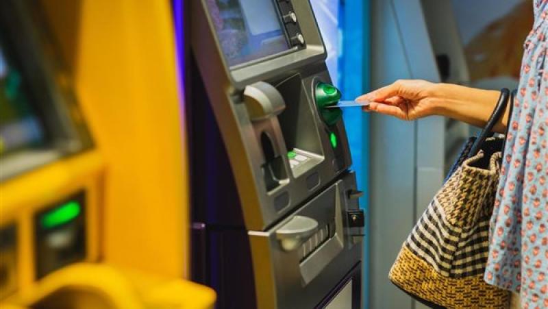 كل ما تحتاج معرفته عن رسوم السحب من ماكينات ATM وحدود السحب اليومية