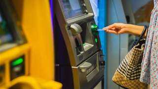 كل ما تحتاج معرفته عن رسوم السحب من ماكينات ATM وحدود السحب اليومية