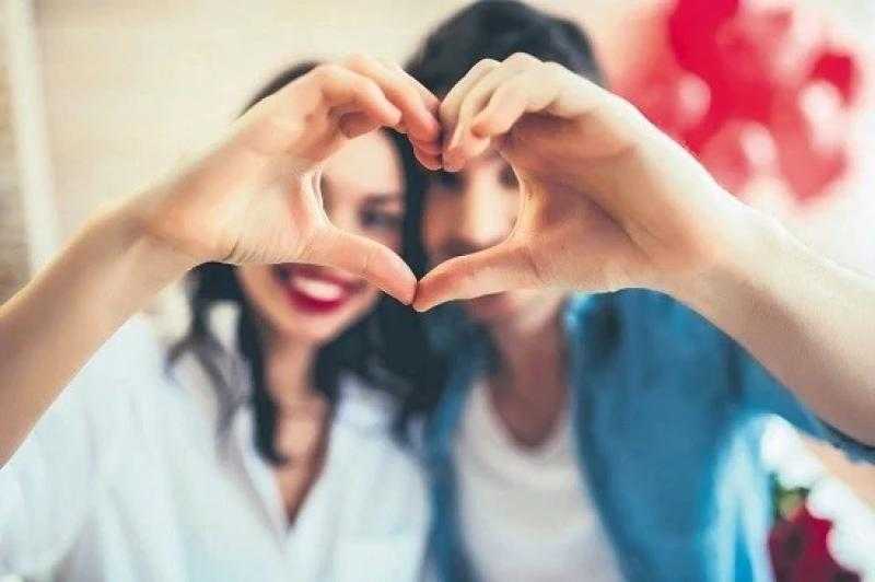 كيف تعرف إذا كنت تعيش اتصالًا روحيًا حقيقيًا مع شريك حياتك؟ علامات لا تخطئ