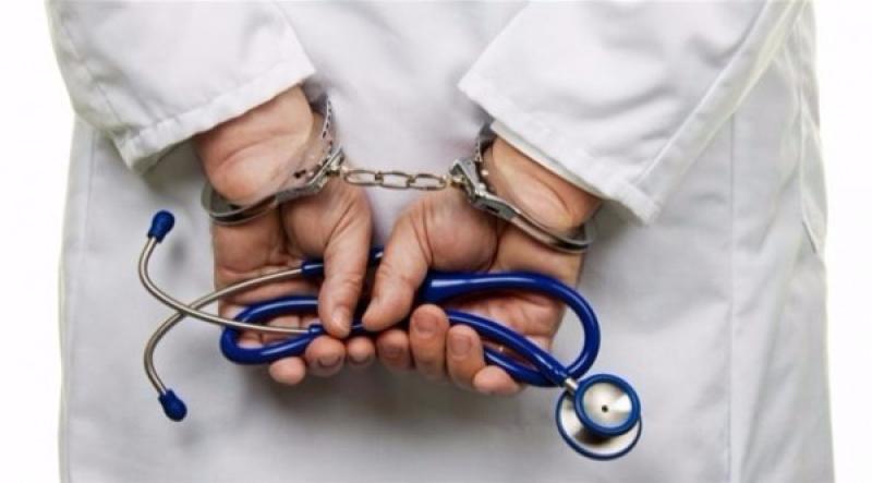 طبيب في قنا يُحكم عليه بالسجن بسبب إهمال طبي قاتل