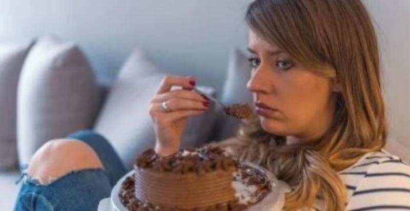 الأكل العاطفي.. هل تبحث عن الراحة في الطعام؟
