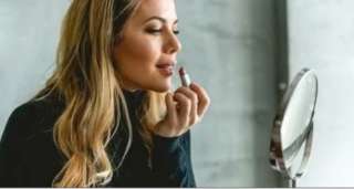 مستحضرات التجميل تحت المجهر.. دراسة تربط استخدامها بزيادة خطر الربو المزمن لدى النساء