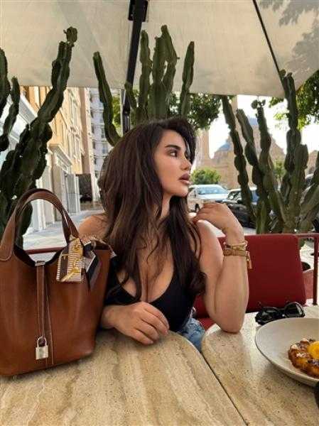 هدى الإتربي تتألق بإطلالة ساحرة وجاذبية أنثوية على إنستجرام