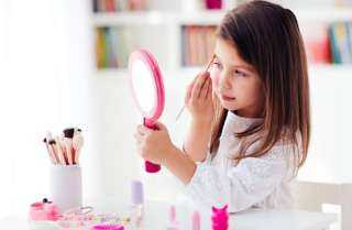 استخدام مستحضرات التجميل على بشرة الأطفال.. مخاطر خفية تهدد صحتهم