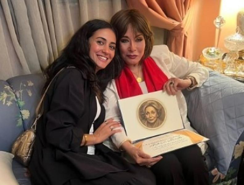 تكريم لبنى عبد العزيز .. الهيئة الوطنية للإعلام تمنحها وسام ماسبيرو للإبداع