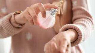 الإفتاء توضح ضوابط تعطر المرأة خارج المنزل.. أحكام شرعية تفصيليةب