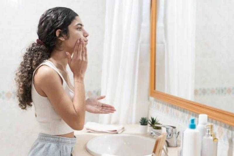 خلي بالك.. 5 أخطاء يومية تهدد صحة بشرتك وتُفقدها نضارتها