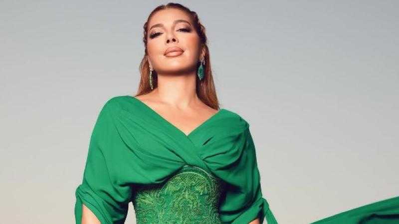 أصالة تخطف الأنظار بفستان أخضر وإطلالة طبيعية جذابة