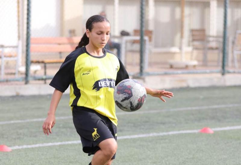منة عزت