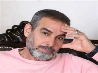 أحمد عبد العزيز يوضح موقفه بعد تداول فيديو رفضه مصافحة شاب