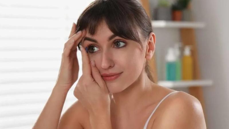 عدسات لاصقة ملونة