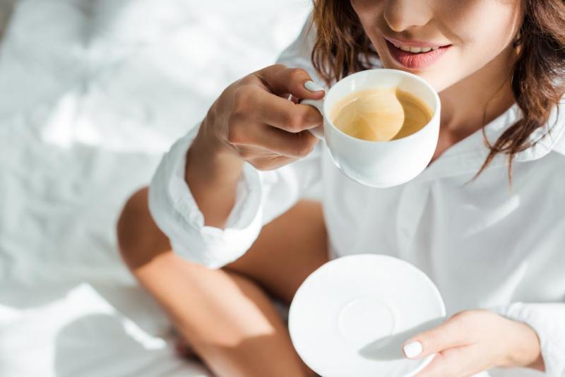 دراسة تكشف: شرب القهوة ليلاً يزيد من الاندفاعية لدى النساء