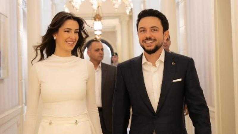 الأمير الحسين وزوجته رجوة يخطفان الأنظار في تهنئة مميزة لطلبة التوجيهي