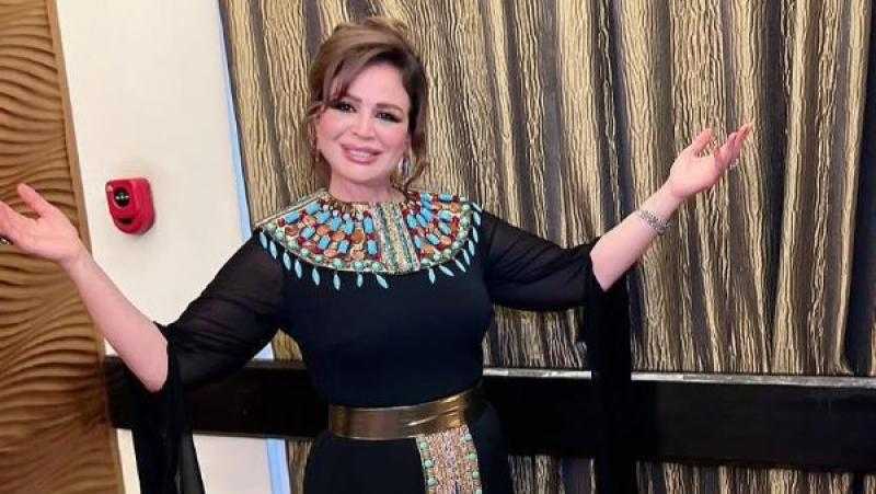 إلهام شاهين تتألق بإطلالة شاطئية تخطف الأنظار