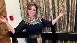 إلهام شاهين تتألق بإطلالة شاطئية تخطف الأنظار