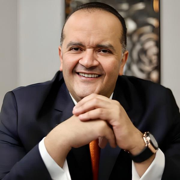 الدكتور أحمد مؤنس.. خبرة طبية رائدة في علاج أمراض الجهاز الهضمي والباطنة