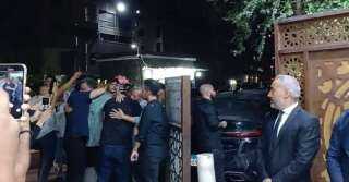 نجوم الفن يودعون تيمور تيمور في عزاء مهيب بمسجد الحامدية الشاذلية