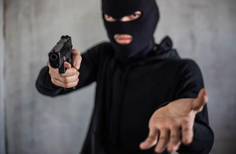 شاب يختلق حادثة سطو مسلح لاستعادة خطيبته