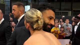 لحظة مميزة بين محمد صلاح وأليسيا روسو .. قبلة تحت الأضواء فيديو وصور