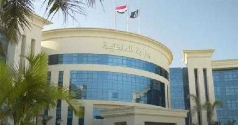 سيدة تلقي بنفسها أمام السيارات في الشرقية.. والداخلية تكشف التفاصيل
