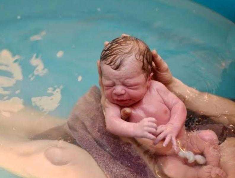 الولادة المائية.. بديل متنامٍ بين الراحة والمخاطر