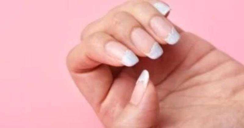 أظافرك تتكسر؟ اكتشف الأسباب والعلاجات لتعزيز صحتها